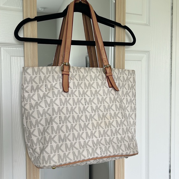 Michael Kors Classic MK Tote - Picture 2 of 4